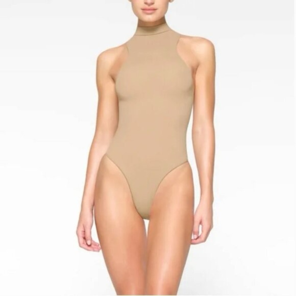 SKIMS SEAMLESS SCULPT HIGH NECK THONG BODYSUIT CLAY SMALL